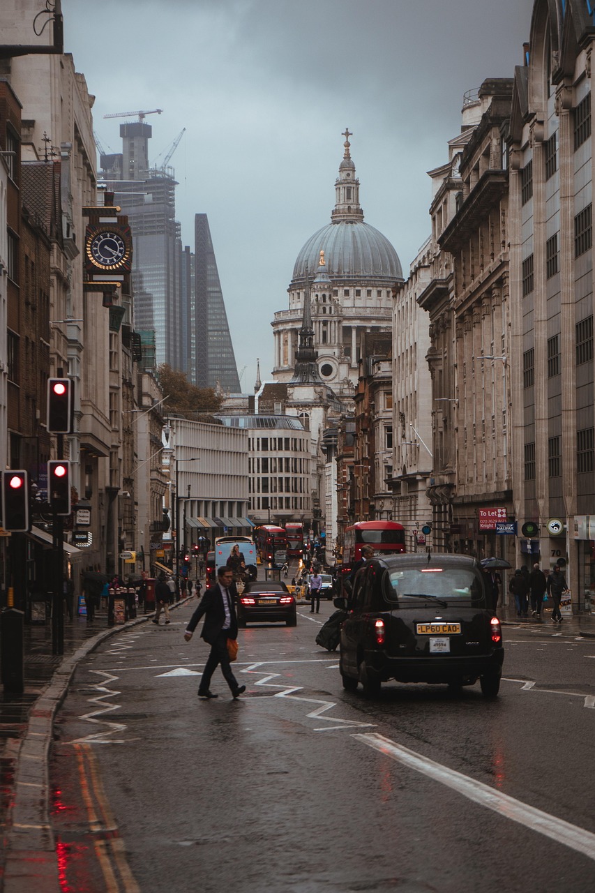 London landmark and city streets, highlighting venue options for corporate events in London.